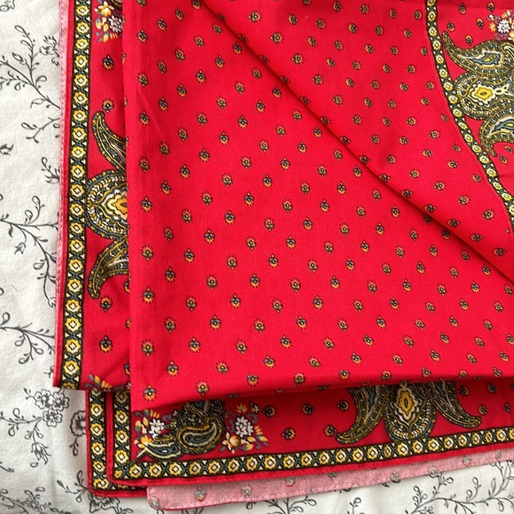Cotton table cloth in red, green and yellow print floral design rectangular - Picture 12 of 13